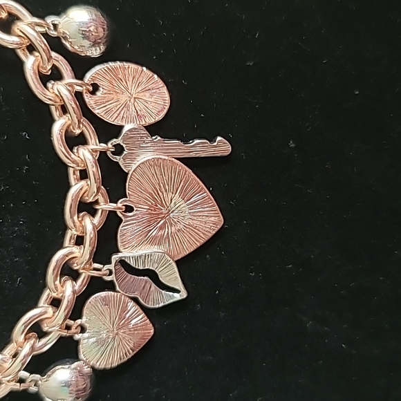 Guess LA Charm Necklace - Picture 4 of 5